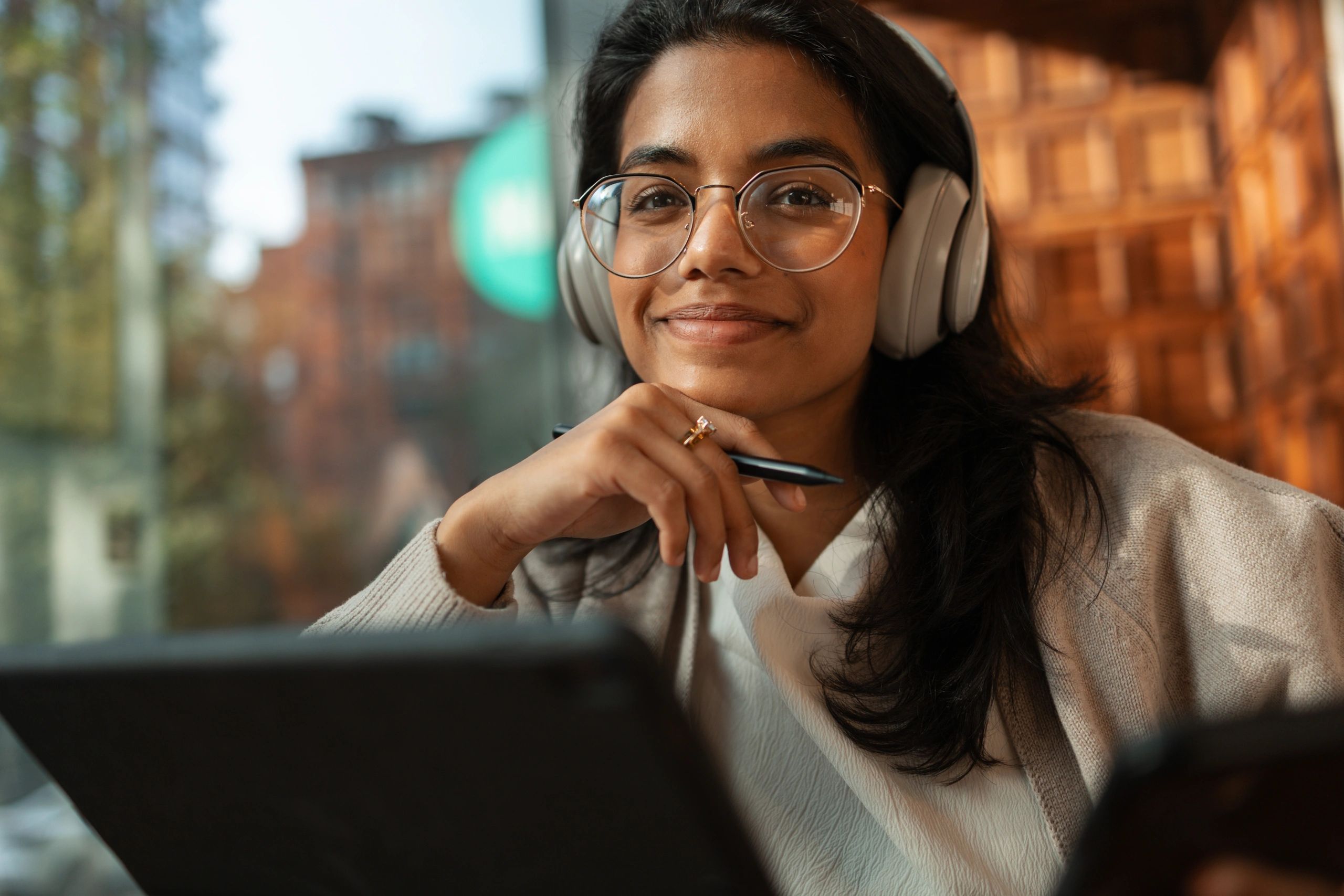 Student studying and smiling in a modern cafe